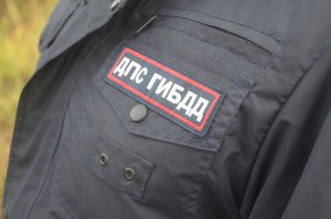 На колымской трассе госавтоинспекторы остановили автомобиль УАЗ, водитель которого предъявил права с признаками подделки