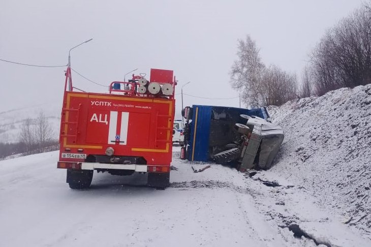 На Колыме сотрудники Госавтоинспекции устанавливают обстоятельства дорожной аварии с участием грузового транспорта