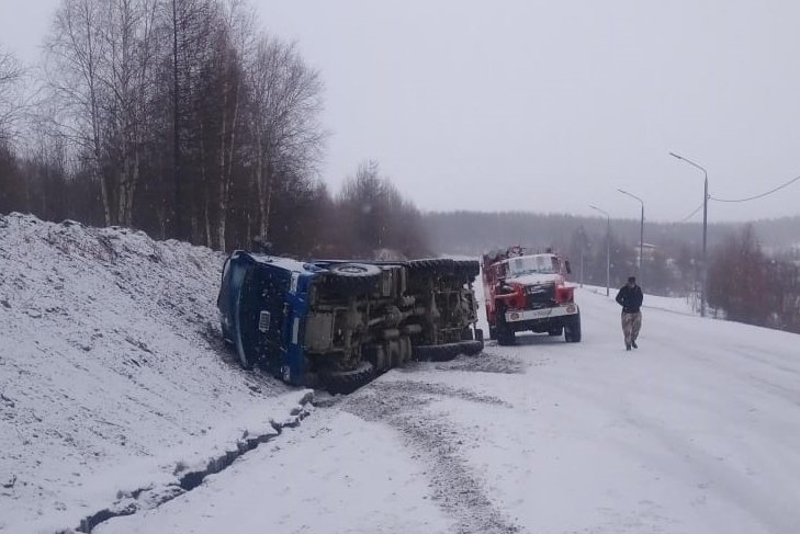 На Колыме сотрудники Госавтоинспекции устанавливают обстоятельства дорожной аварии с участием грузового транспорта