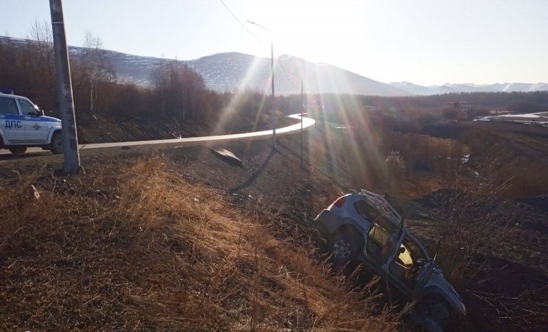 Сотрудники Госавтоинспекции устанавливают обстоятельства дорожной аварии на 1503 километре федеральной трассы «Колыма»