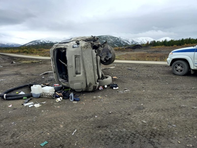 Госавтоинспекторы устанавливают обстоятельства дорожной аварии на 1643 километре колымской трассы